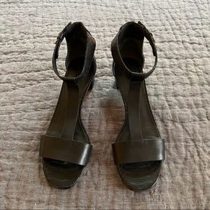 CLOSET CLOSING 10/31/22 Vince Rita python t-strap sandals, 8/39